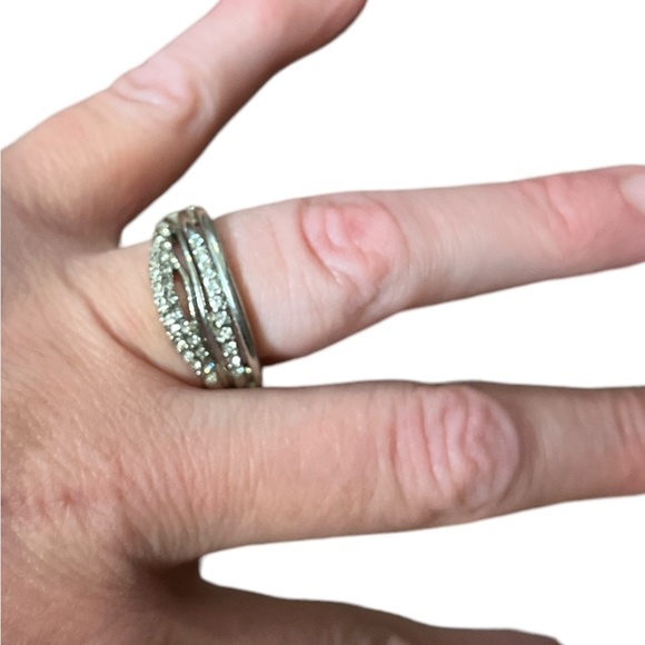 ✨ 3/$15 ✨ Silver Tone Rhinestone Stretchy Ring - Picture 3 of 3